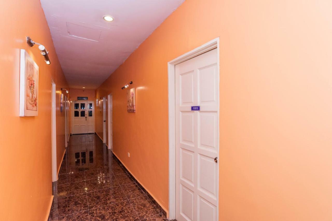 Oyo 1228 R & R Motel Johor Bahru Esterno foto